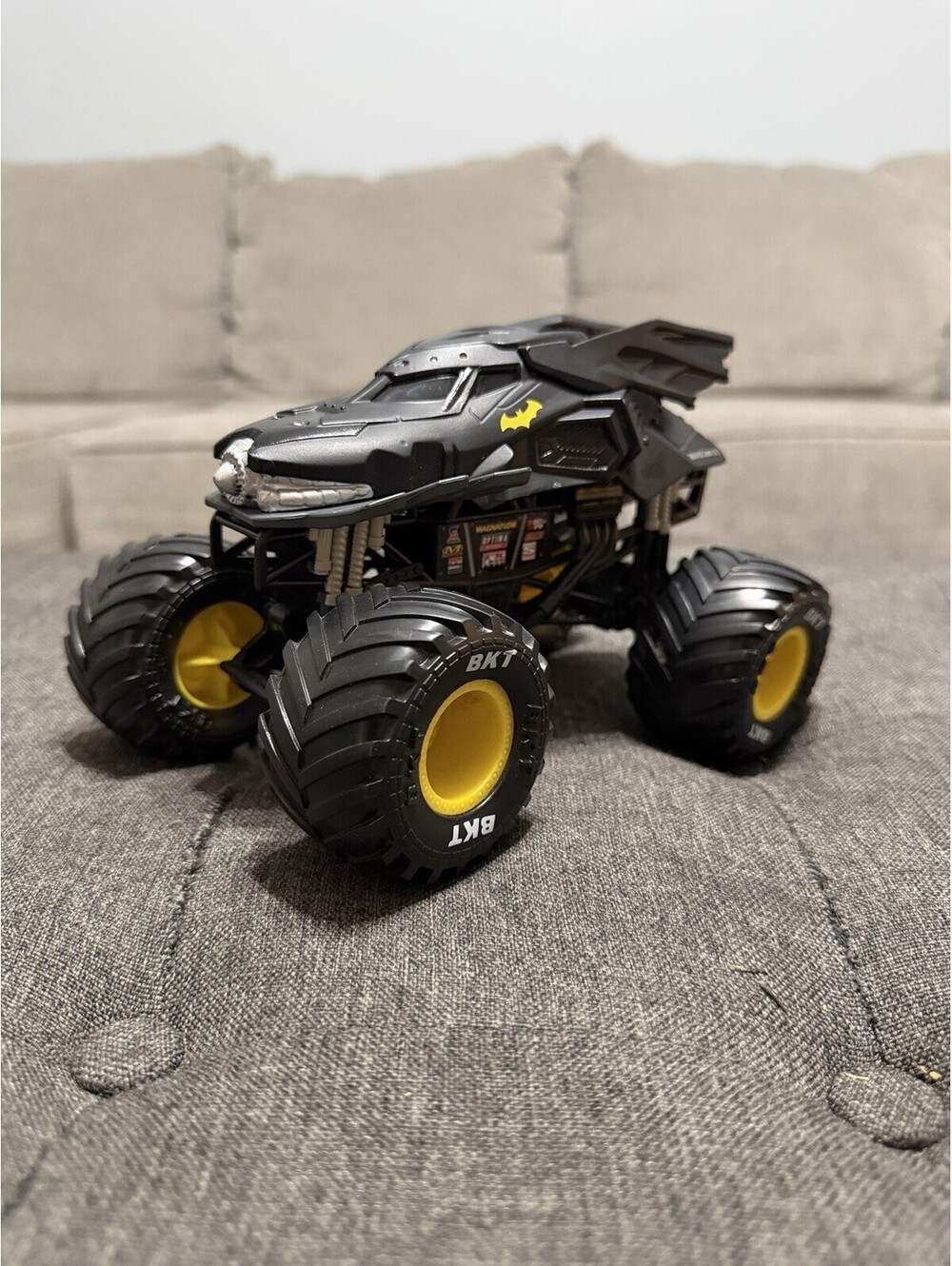 Hot Wheels Monster Jam Batman Monster Truck 1:24 Diecast